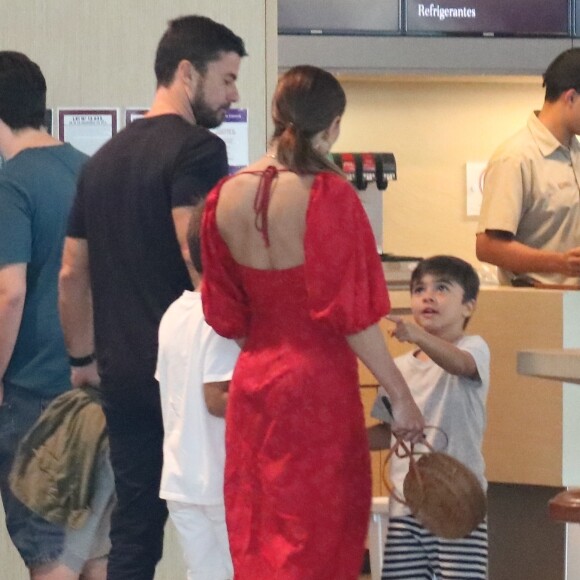 Juliana Paes foi fotografada no cinema do shopping Village Mall, na Barra da Tijuca, Rio de Janeiro