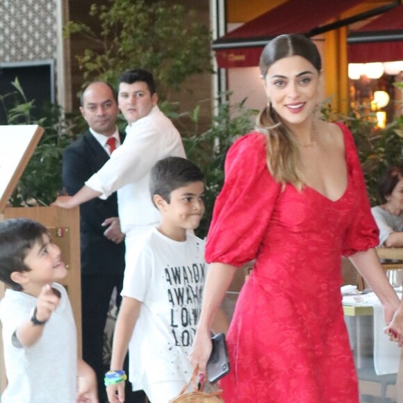 Juliana Paes curtiu folga das gravações da novela 'A Dona do Pedaço' ao lado da família nesta quarta-feira, 24 de julho de 2019