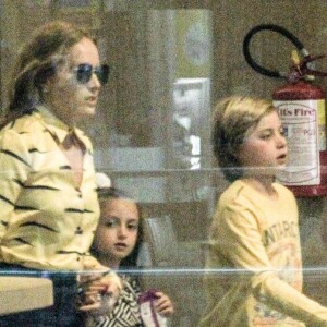 Angélica foi clicada com os filhos Benício e Eva durante dia de cinema