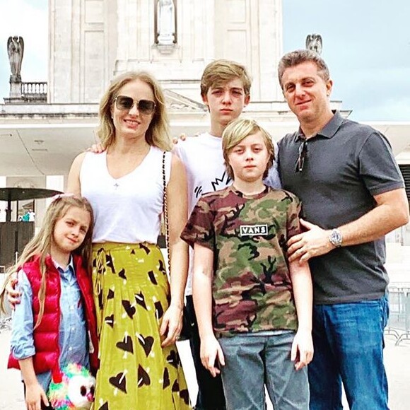 Angélica e Luciano Huck viajaram para Fátima, em Portugal, agradecer pela saúde do filho Benício após o menino se acidentar em acidente no mar do Rio de Janeiro