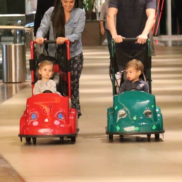Melinda e Teodoro roubam a cena ao andarem de carrinho em shopping