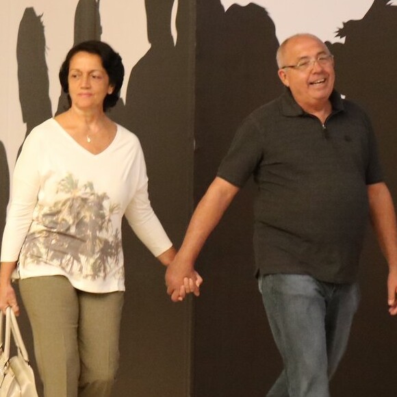 Thais Fersoza ganhou companhia dos pais, Glória Cristiana e Wilson Ramos, para passeio em shopping