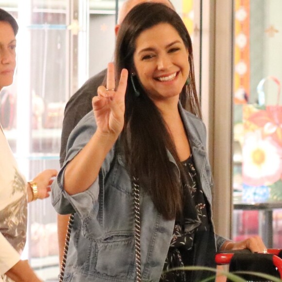 Thais Fersoza esbanja simpatia para os fotógrafos