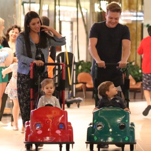 Thais Fersoza e Michel Teló levam o filho, Teodoro para comemorar 2 anos em família