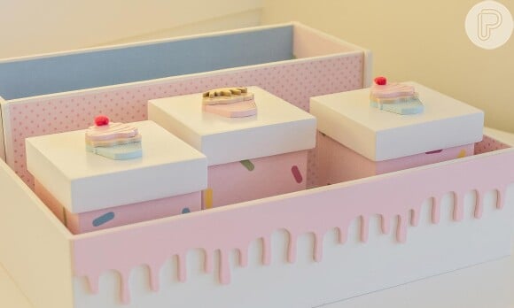 Caixas organizadoras do quartinho da filha de Ticiane Pinheiro e Cesar Tralli têm cupcakes na decoração