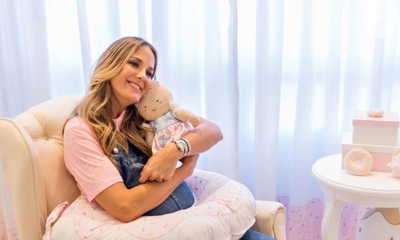 Ticiane Pinheiro ganhou bonecos que imitam bonecos de gengibre para decorarem o quartinho de sua filha caçula, Manuella, nascida dia 12 de julho de 2019
