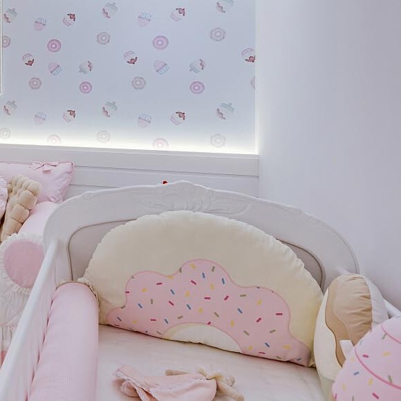 Filha de Ticiane Pinheiro e Cesar Tralli, Manuella ganhou quartinho que tem como tema 'Família Biscoito', apelido pelo qual os apresentadores se referem a eles e Rafaella Justus