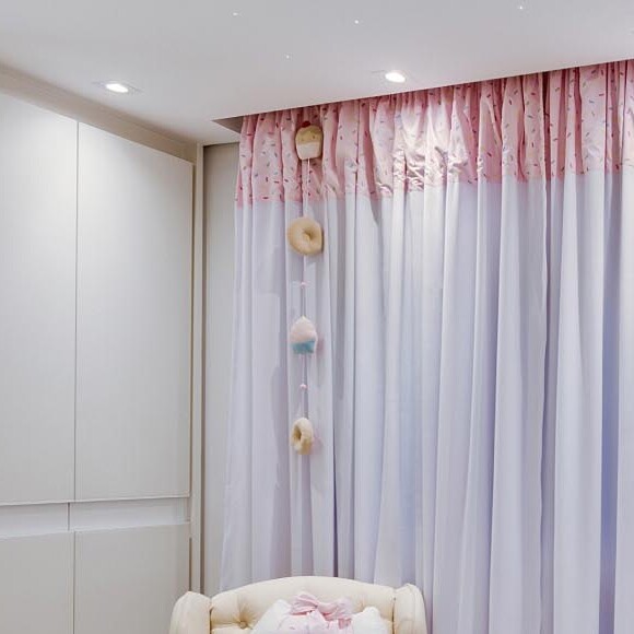 Quarto da filha de Ticiane Pinheiro e Cesar Tralli tem donuts, bombons, biscoitos e cupcakes espalhados na decoração