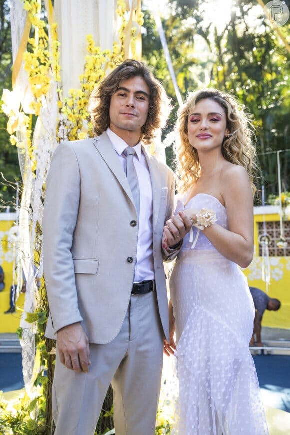 Último capítulo da novela 'Verão 90' mostrou casamento de Manu (Isabelle Drummond) e João (Rafael Vitti) após uma série de idas e vindas