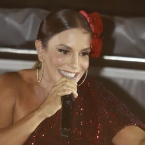 Ivete Sangalo deixou de fora as pernas torneadas com look purpurinado em show no Fortal