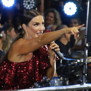 Ivete Sangalo apostou em look de ombro único do stylist Marco Antonio Gurgel