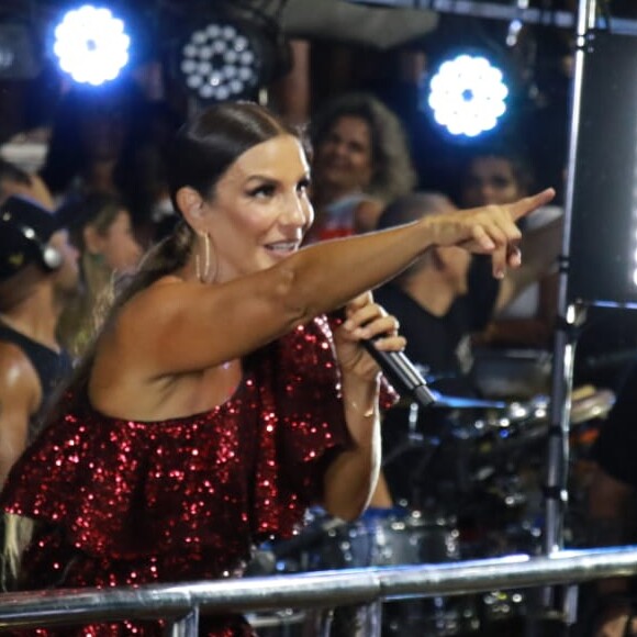 Ivete Sangalo apostou em look de ombro único do stylist Marco Antonio Gurgel