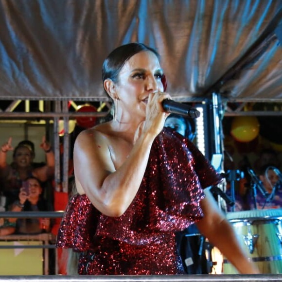 Ivete Sangalo agitou uma multidão ao se apresentar na terceira noite do Fortal