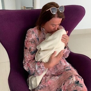 'Meu Joaquim e toda sua pureza... quanta luz, mansidão e amor', comemorou Zilu Godoi com o neto nos braços