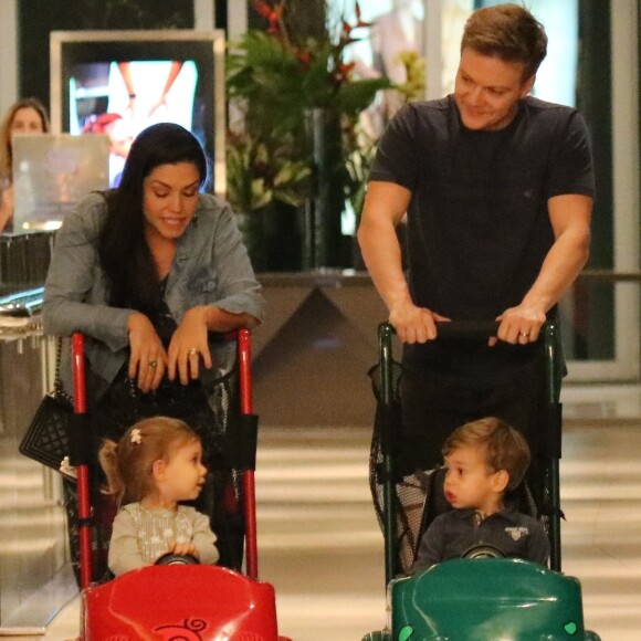 Thais Fersoza e Michel Teló são fãs de programas em família