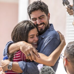 Jamil (Renato Góes) e Laila (Julia Dalavia) contarão com a ajuda de amigos e familiares para continuarem se vendo na novela 'Órfãos da Terra'