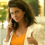Sem make e messy hair, Giovanna Antonelli aposta em look casual chic no shopping