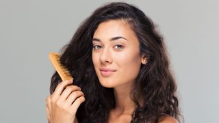 Queda de cabelo entre as mulheres: razões e medidas para contornar o problema