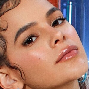 Bruna Marquezine aposta em make glow bem natural em ensaio