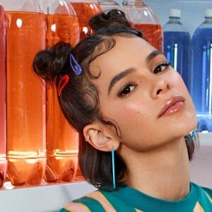 Bruna Marquezine usa baby hair com fio modelado em ensaio