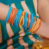 Bruna Marquezine usa pulseiras coloridas no branço em ensaio