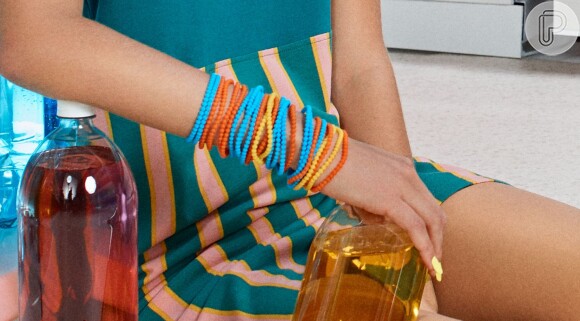 Bruna Marquezine usa pulseiras coloridas no branço em ensaio
