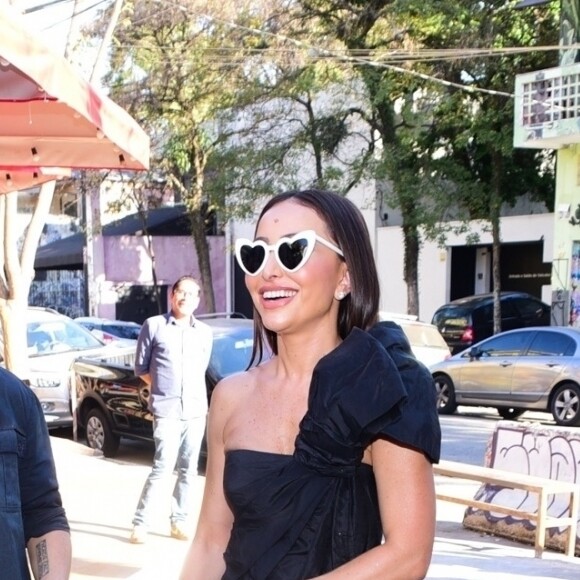 Sabrina Sato usa óculos de coração  para gravar com Junior Lima nesta quinta-feira, dia 01 de agosto de 2019