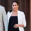 Meghan Markle faz anisversário neste domingo (4 de agosto de 2019). Assim como Kate Middleton, Meghan repete (às vezes) o look, como fez com esse casaco branco em aparição também no Marrocos. A peça é da grife Aritzia