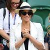 Meghan Markle faz anisversário neste domingo (4 de agosto de 2019).  Meghan assistiu a amiga Serena Williams em Wimbledon (em julho de 2019): o look incuía jeans, t-shirt preta e chapéu panamá, mas o que chamou a atenção foi o cordão em ouro com a letra 'A', de Archie