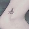 Maiara tatuou passarinho em homenagem ao namorado, Fernando Zor