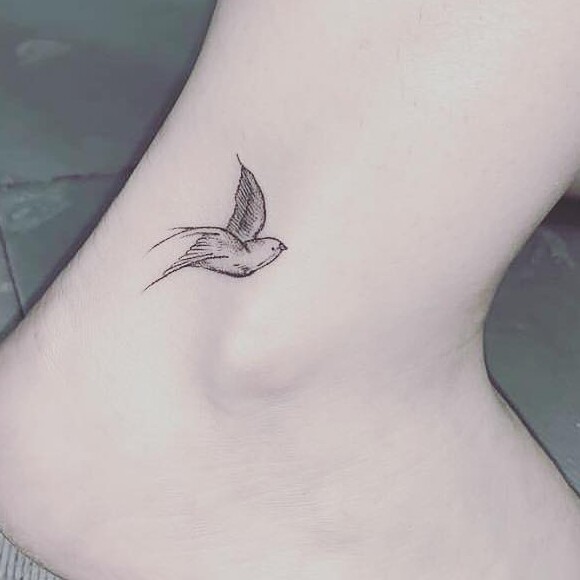 Maiara tatuou passarinho em homenagem ao namorado, Fernando Zor