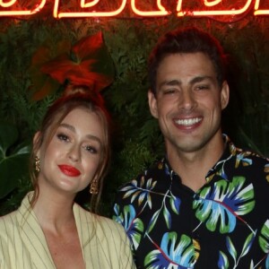 Marina Ruy Barbosa e Cauã Reymond posaram juntos na entrada do evento