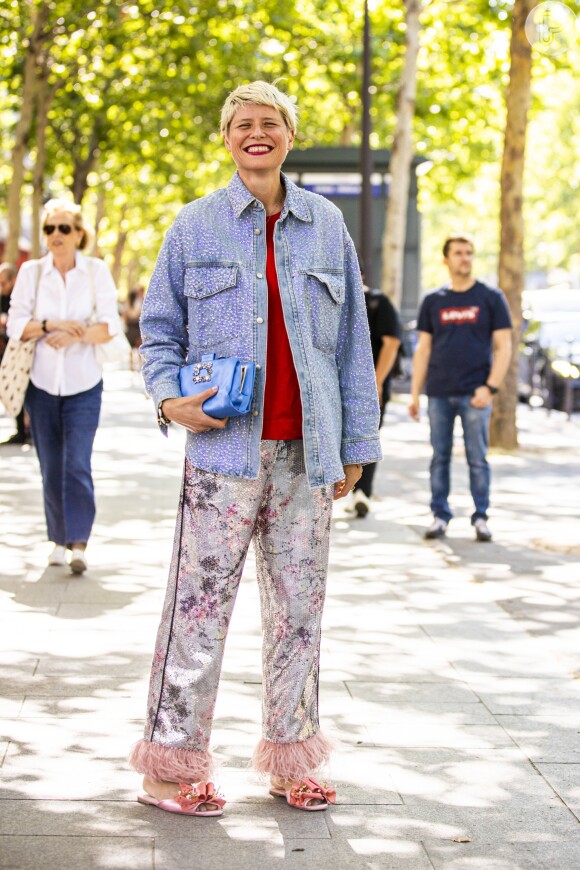 Camisa jeans toda bordada traz um toque urbano para o look com calça-pijama e chinelos de laço