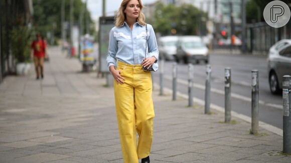 Camisa jeans clarinha em estilo western fica linda com calça amarela e botas