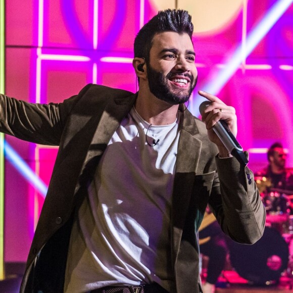 Gusttavo Lima abriu quentinha, comeu no palco e ofereceu para os fãs durante show em Salvador