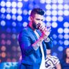 Gusttavo Lima postou vídeo comendo yakisoba em cima do palco durante show