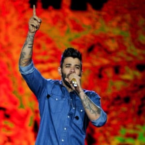 Gusttavo Lima foi atingido com um copo no rosto durante show na cidade de Barreiras