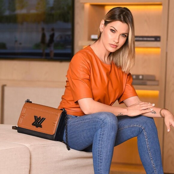 Andressa Suita é fã de tênis, mas também inclui os saltos em seu closet