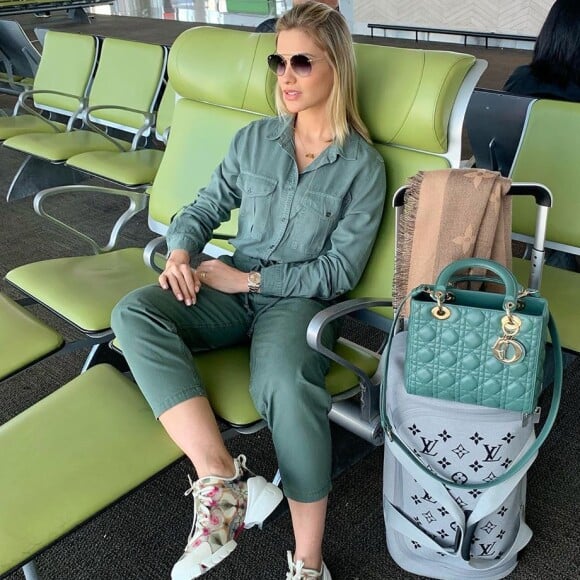 Andressa Suita é fã de produções grifadas para viajar: em look anterior, a mala Louis Vuitton roubou a cena