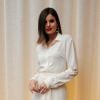 O vestido longo branco e plissado usado por Camila Queiroz no coquetel da GQ Brasil é da grife Hugo Boss e custa R$3.540
