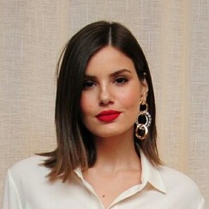 A maquiagem com batom vermelho de Camila Queiroz garantiu um ponto de cor elegante no look com vestido branco