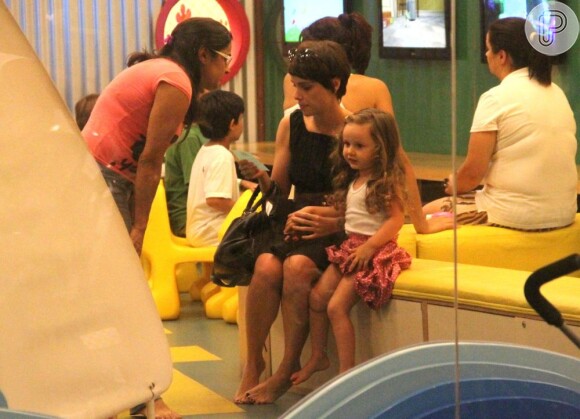 Débora Falabella e a filha, Nina, no shopping, em dezembro de 2012