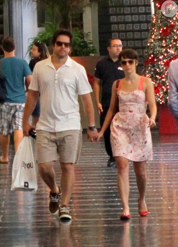 Murilo Benício e Débora Falabella assumiram o namoro assim que terminou a novela 'Avenida Brasil' e passearam de mãos dadas em dezembro de 2012 por shopping do Rio