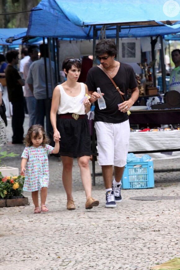 Débora Falabella passeia no Shopping da Gávea com o então namorado, Daniel Alvim, e a filha, Nina, em janeiro de 2012