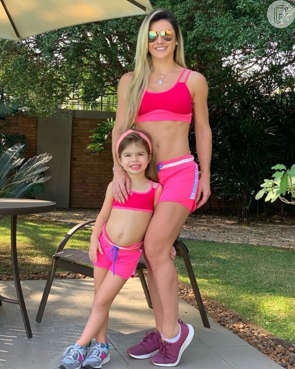 Mirella Santos combinou look fitness com a filha, Valentina, de 4 anos
