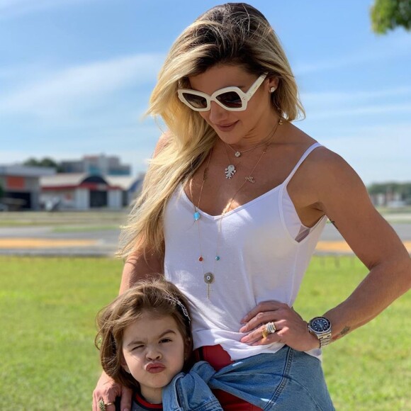 Valentina é sucesso nas redes sociais da mãe, Mirella Santos