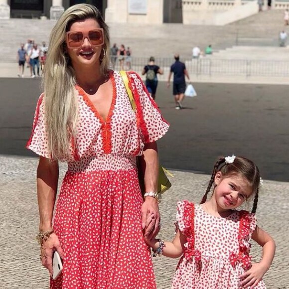 Mirella Santos e a filha, Valentina, combinaram estampa em look nesta quarta-feira, 7 de agosto de 2019