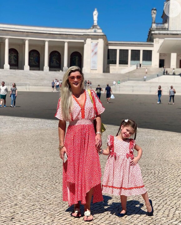 Mirella Santos e a filha, Valentina, usaram vestidos da marca Blessed Store