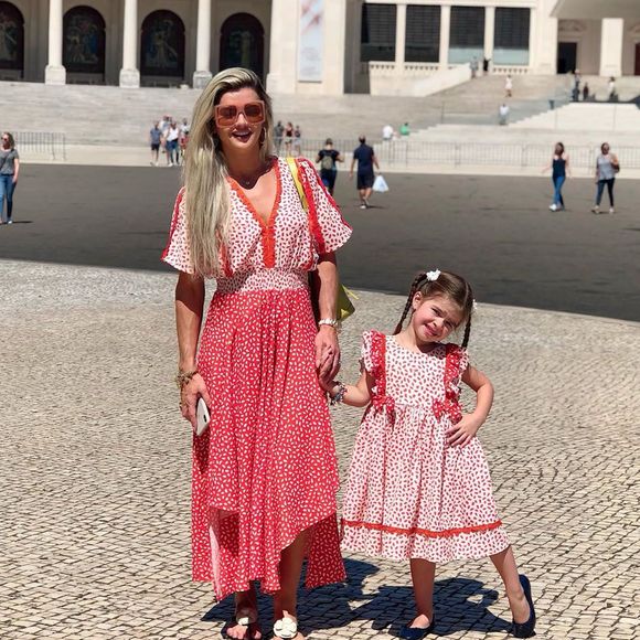 Mirella Santos e a filha, Valentina, usaram vestidos da marca Blessed Store