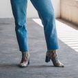 Um sapato diferente e colorido garante um estilo extra à calça jeans!